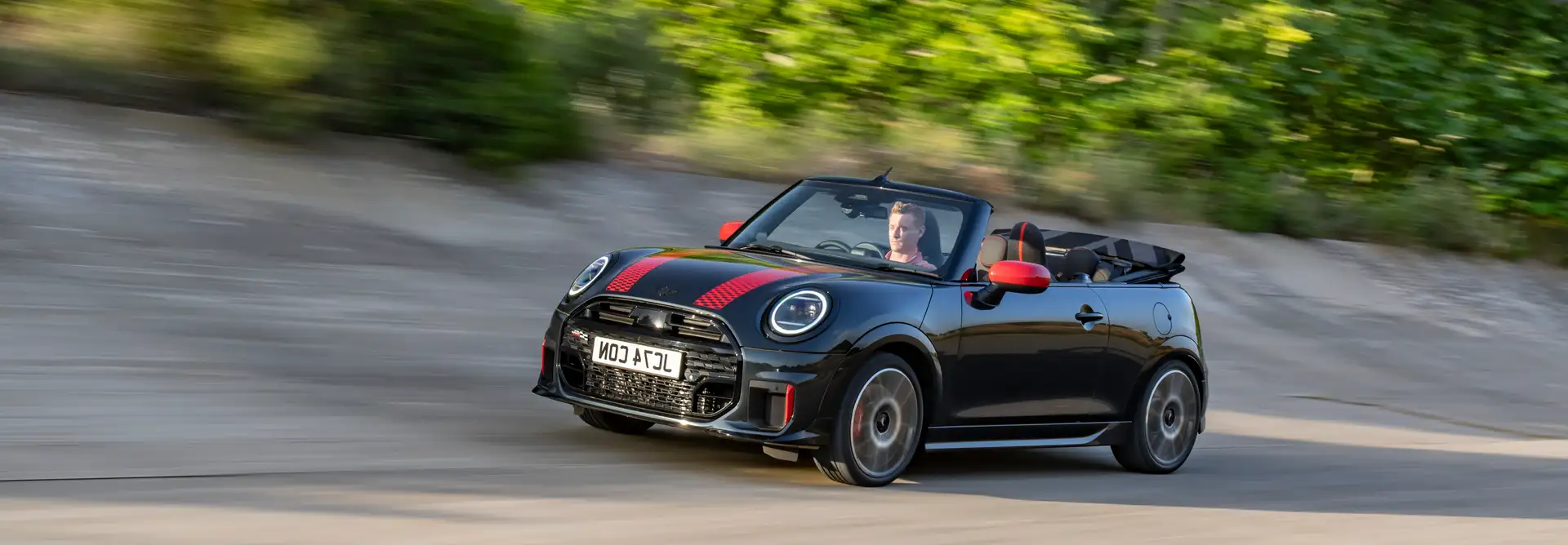 Ein Mini John Cooper Works Cabrio auf der Strasse